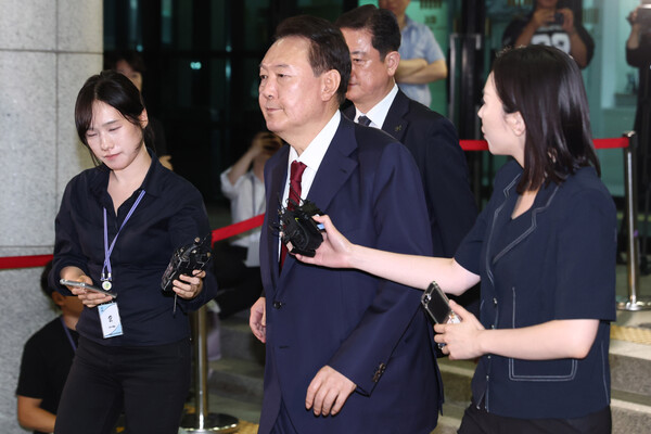 피의자 신분으로 내란 특검 조사를 받은 윤석열 전 대통령이 서초구 서울고검 청사를 나서고 있다. 2025.6.29 [공동취재] 연합뉴스