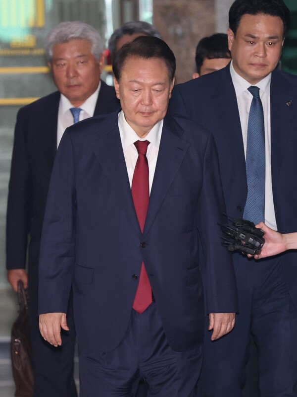 피의자 신분으로 내란 특검 조사를 받은 윤석열 전 대통령이 서초구 서울고검 청사를 나서고 있다. 왼쪽 뒤편에 김홍일 변호사가 보인다. 2025.6.29 [공동취재] 연합뉴스