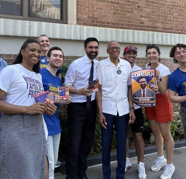 맘다니는 3만여명이 넘는 자원봉사자들과 함께 지역 곳곳을 돌았다 - 출처: 맘다니의 트위터 