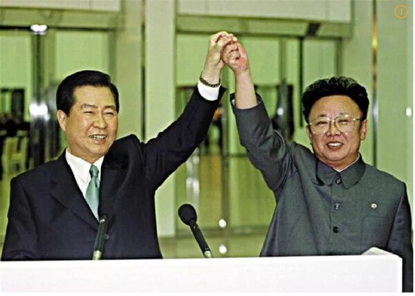 2000년 6월 15일, 평양에서 열린 분단 이후 최초의 남북정상회담에서 김대중 대통령과 김정일 북한 국방위원장이 손을 맞잡고 6.15공동선언 합의를 자축하고 있다. 나무위키