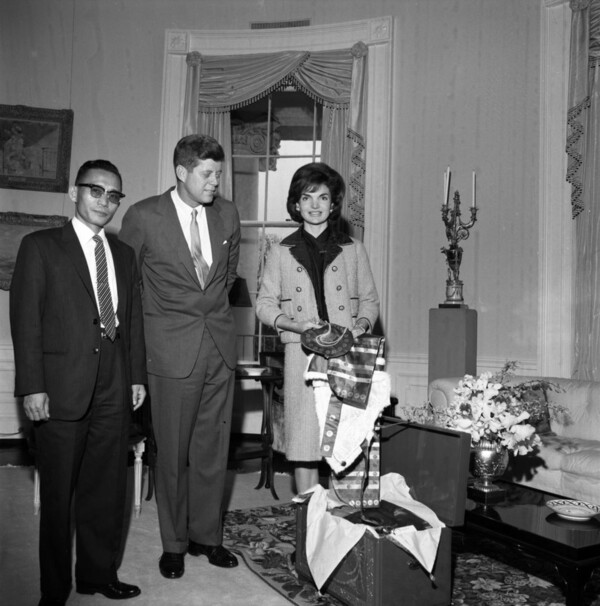 1961년 11월 박정희 국가재건최고회의 의장이 백악관을 방문했을 때 케네디는 쿠데타로 권력을 잡은 그에게 한일 관계 정상화를 촉구했다. 자유세계를 지키기 위해 무거운 짐을 진 미국에 큰 도움이 될 것이라 했다. 박정희의 선물을 들고 있는 재키 케네디(오른쪽), 케네디(중앙)와 ,박정희(왼쪽) (JFK Library)
