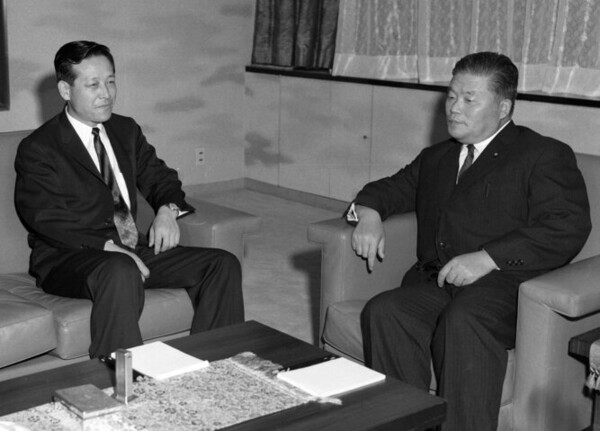 1963년 11월. 한국의 김종필(왼쪽)과 일본의 마사요시 오히라(오른쪽)가 한일 청구권 액수에 합의했다. 일제 강점의 피해 보상은 무상, 유상, 그리로 민간 차관을 합쳐 총 6억 달러로 정해졌다.