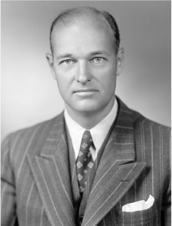 한국이 일본과의 관계 정상화를 거부하면 미국은 한국에 대한 지원과 원조를 재고해야 한다고 주장한 조지 케넌(1904-2005). 그는 공산 세력에 대한 봉쇄 (containment) 정책의 아버지로 불린다. 1947년 사진이다. (Wikimedia Commons)