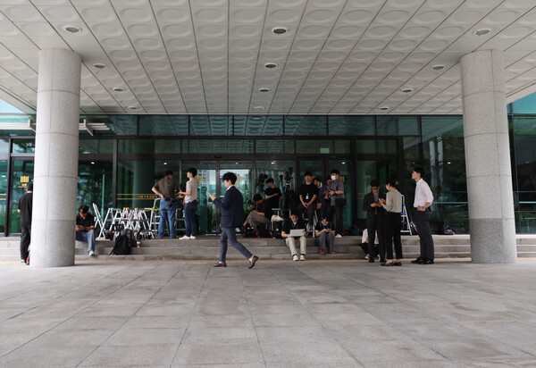 조은석 내란 특별검사팀이 윤석열 전 대통령에 대해 2차 조사를 위해 출석하라고 지정한 1일 오전 서울 서초구 서울고검 청사 앞에 취재진이 대기하고 있다. 2025.7.1. 연합뉴스