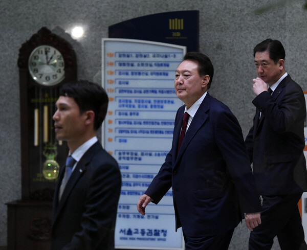 피의자 신분으로 내란 특검 조사를 받은 윤석열 전 대통령이 29일 서초구 서울고검 청사를 나서고 있다. 2025.6.29. 연합뉴스