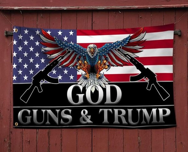미국의 평범한 보통 사람들은 하나님과 총 그리고 도널드 트럼프밖에는 의지할 곳이 없다는 메시지를 담은 우익 진영의 현수막. (Amazon.com)