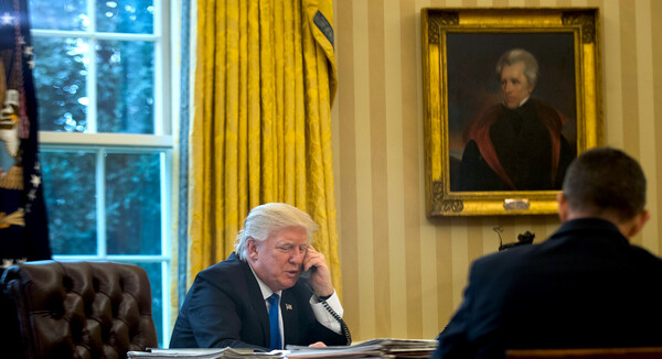 도널드 트럼프 대통령이 2017년 1월 백악관 오벌 오피스에 앤드류 잭슨 대통령의 초상화를 걸고 집무를 하고 있다. (Politico Magazine)