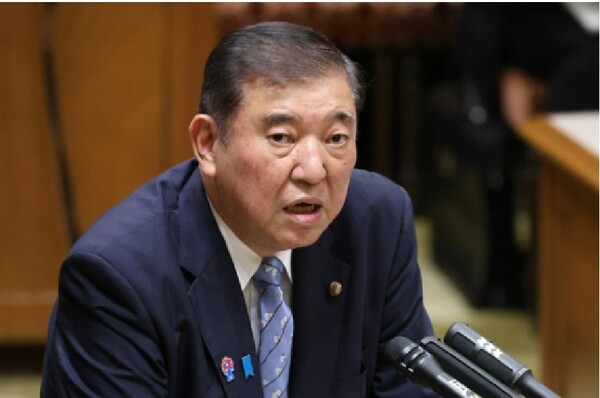 지난 6월 9일 참의원 결산위원회에서 의원들 질의에 답변하는 이시바 시게루 총리.  아사히신문 6월 13일