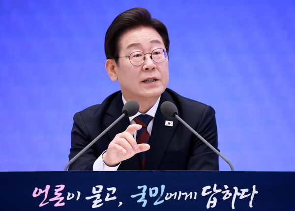 이재명 대통령이 3일 청와대 영빈관에서 열린 '대통령의 30일, 언론이 묻고 국민에게 답하다' 기자회견에서 취재진의 질문에 답하고 있다. 2025.7.3. 연합뉴스