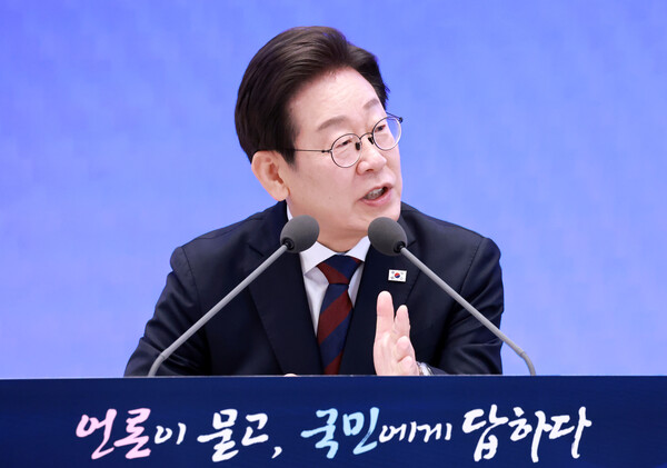 이재명 대통령이 3일 청와대 영빈관에서 열린 '대통령의 30일, 언론이 묻고 국민에게 답하다' 기자회견에서 취재진의 질문에 답하고 있다. 2025.7.3. 연합뉴스