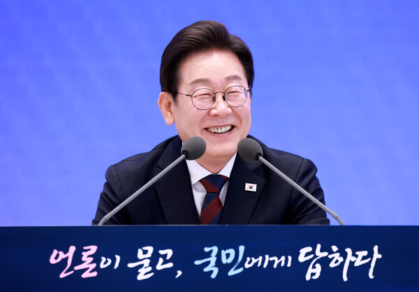 이재명 대통령이 3일 청와대 영빈관에서 열린 '대통령의 30일, 언론이 묻고 국민에게 답하다' 기자회견에서 취재진의 질문에 답하던 중 미소짓고 있다. 2025.7.3. 연합뉴스
