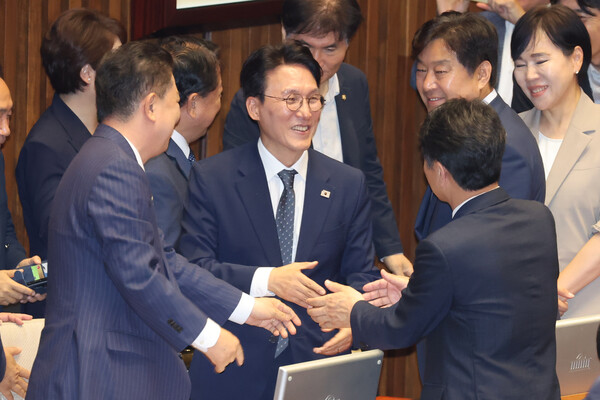 김민석 총리 후보자가 3일 국회 본회의에서 임명동의안 통과 후 동료 의원들로부터 축하받고 있다. 2025.7.3. 연합뉴스