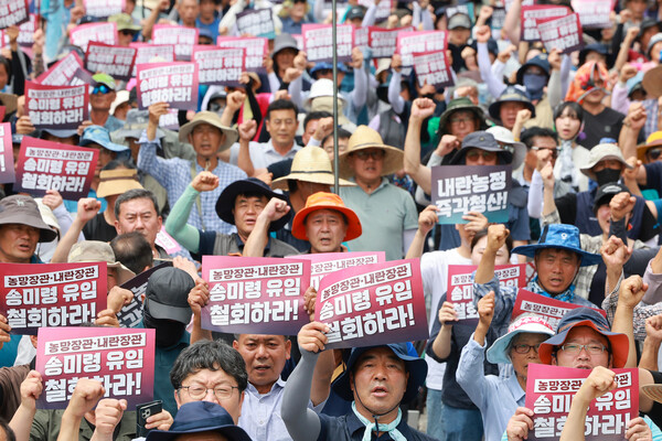 30일 서울 용산구 대통령실 인근 한강대로에서 열린 전국농민결의대회 참가자들이 송미령 농림축산식품부 장관 유임 철회를 촉구하며 구호를 외치고 있다. 2025.6.30. 연합뉴스