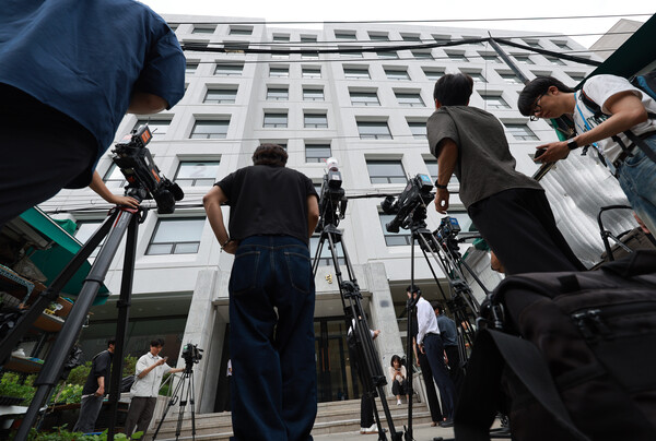 윤석열 전 대통령 배우자 김건희 여사를 둘러싼 각종 의혹을 수사하는 민중기 특별검사팀이 삼부토건에 대해 압수수색에 나선 3일 서울 종로구 삼부토건이 입주한 건물 앞에 취재진이 대기하고 있다. 민 특검 임명 뒤 처음 벌이는 강제수사이며 삼부토건 주가조작에 김 여사가 개입됐다는 의혹을 파헤치기 위한 것으로 풀이된다. 2025.7.3. 연합뉴스