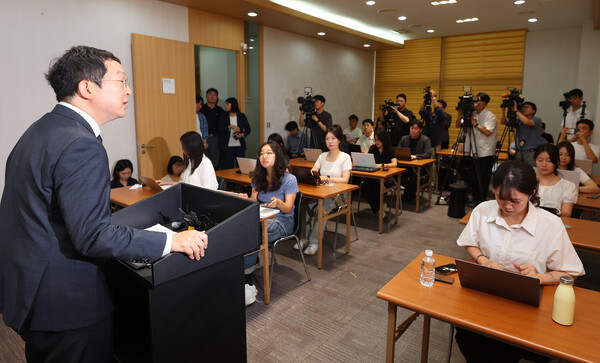 순직 해병 특별검사팀의 정민영 특검보가 지난 2일 서울 서초구 특검 기자실에서 언론 브리핑을 하고 있다. 2025.7.2. 연합뉴스