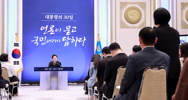 이재명 대통령이 3일 청와대 영빈관에서 '대통령의 30일, 언론이 묻고 국민에게 답하다' 기자회견을 하며 취재진의 질문을 받고 있다. 2025.7.3. 연합뉴스