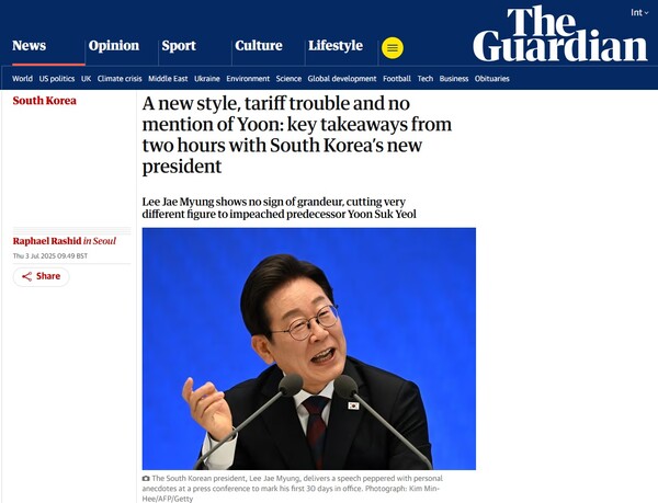 7월 3일 이재명 대통령의 첫 내외신 기자회견 소식을 전하는 영국 일간지 의 온라인 기사. '새로운 스타일, 트럼프 관세 문제, 윤석열에 대해 언급하지 않기'를 핵심적인 특징으로 꼽았다. 