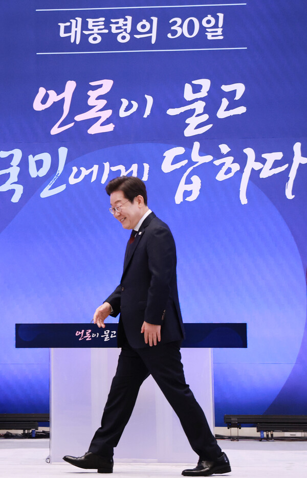 이재명 대통령이 3일 청와대 영빈관에서 열린 '대통령의 30일, 언론이 묻고 국민에게 답하다' 기자회견에 입장하고 있다. 2025.7.3. 연합뉴스