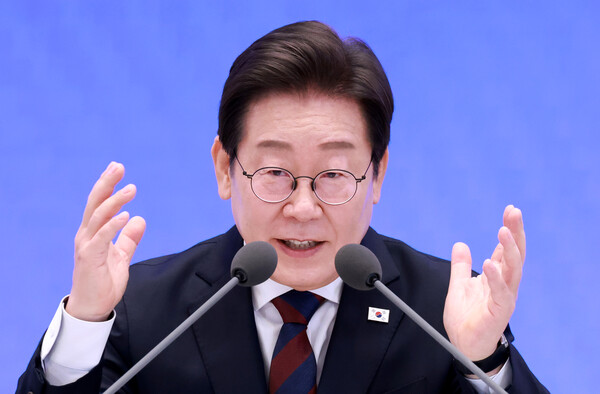 이재명 대통령이 3일 청와대 영빈관에서 열린 '대통령의 30일, 언론이 묻고 국민에게 답하다' 기자회견에서 취재진의 질문에 답하고 있다. 2025.7.3.  연합뉴스