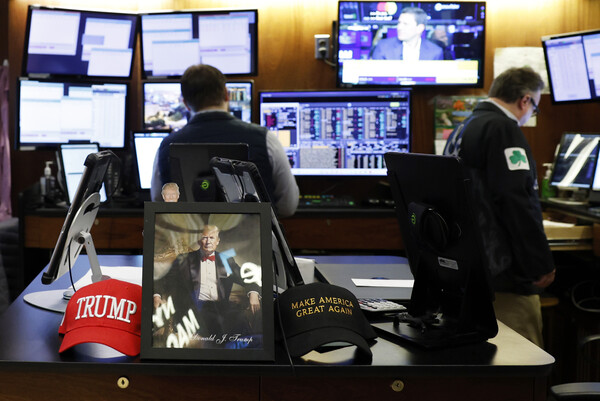 4월 25일, 뉴욕 월가 뉴욕증권거래소(NYSE)에서 트레이더들이 트럼프 MAGA 상품들을 전시하고 있다. 개장 벨이 울리자 미국 증시는 혼조세를 보였다. 트럼프 대통령의 관세 부과에 따른 무역전쟁 우려로 세계 시장이 여전히 불안정한 모습을 보였기 때문이다. 2025.4.25. UPI 연합뉴스
