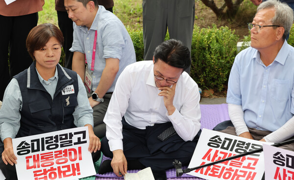 김민석 국무총리가 4일 서울 용산 대통령실 앞에서 항의 집회 중인 농민단체의 의견을 듣고 있다. 이들 단체는 '농업4법'을 '농망4법'이라고 했던 송미령 농림축산식품부 장관의 유임을 반대하며 송 장관이 물러날 때까지 투쟁을 멈추지 않겠다고 예고한 상태다. 2025.7.4. 연합뉴스