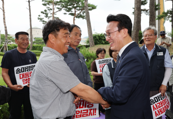 김민석 국무총리가 4일 서울 용산 대통령실 앞에서 항의 집회 중인 농민단체와 면담하기 전 인사를 나누고 있다. 이들 단체는 '농업4법'을 '농망4법'이라고 했던 송미령 농림축산식품부 장관의 유임을 반대하며 송 장관이 물러날 때까지 투쟁을 멈추지 않겠다고 예고한 상태다. 2025.7.4