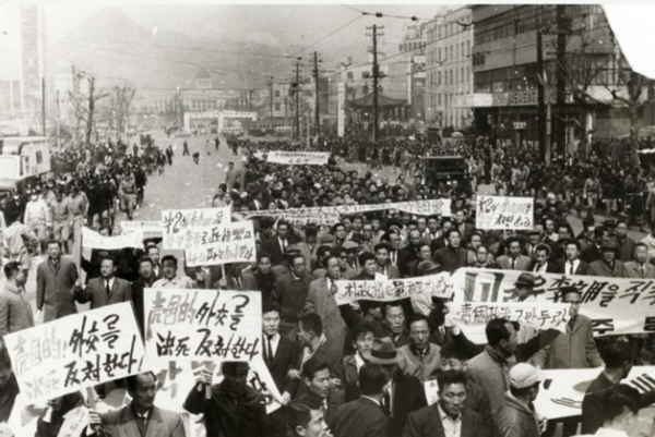 한일 회담 반대 시위가 확산하자 박정희는 계엄령을 선포하고 반대 여론을 잠재울 가시적 메시지(원조)를 내놓으라고 했다. 미국은 이를 거절했다. 한일 관계 개선에 미국이 개입했다는 인상을 주지 않기 위해서였다. '굴욕적 외교를 결사 반대한다'는 구호가 보인다.