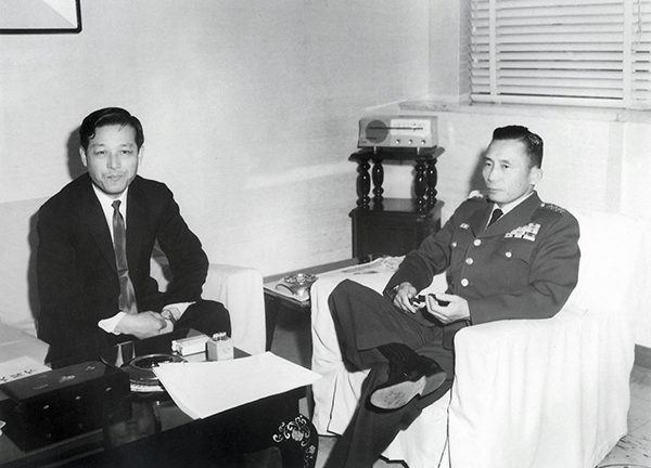 한일회담 과정에서 박정희가 가장 의지했던 김종필 중앙정보부장(왼쪽). 미국은 그의 영향력과 협상 능력을 인정하면서도 국정을 음습하게 이끌어가는 논란의 인물로 보았다. 한일 협정에 정권의 미래를 건 박정희 국가재건최고회의 의장 (오른쪽). 그는 1962년 3월 24일부터 대통령 권한 대행을 겸직했다. (연합뉴스)