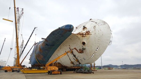 인양된 세월호 선체의 모습. 이병무 사진.