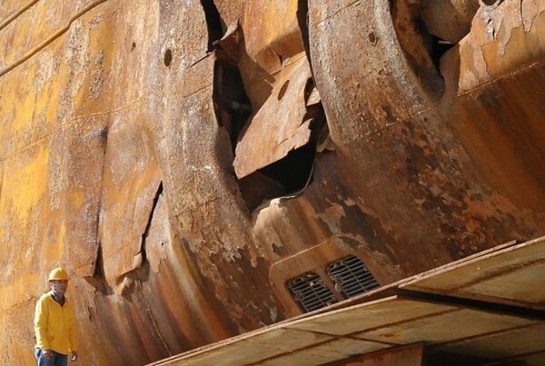 인양된 세월호 선체에서 발견된 파단(찢어짐)과 덴트(움푹 파임). 이병무 사진