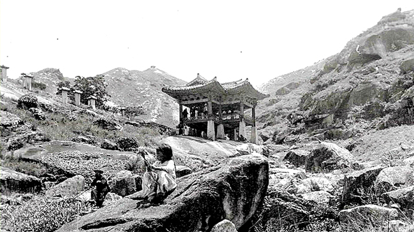 1911년 독일의 베버 신부가 찍은 북한산 산영루. 이 사진을 토대로 유실된 산영루를 복원했다.