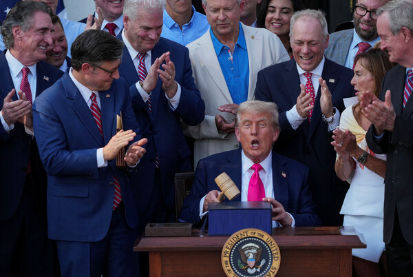 도널드 트럼프 미국 대통령이 독립기념일인 4일 워싱턴 D.C. 백악관에서 "하나의 크고 아름다운 법안(One Big Beautiful Bill Act)"으로 알려진 대규모 감세 법안에 서명한 후 의사봉을 두드리고 있다. 2025. 07. 04 [로이터=연합뉴스]