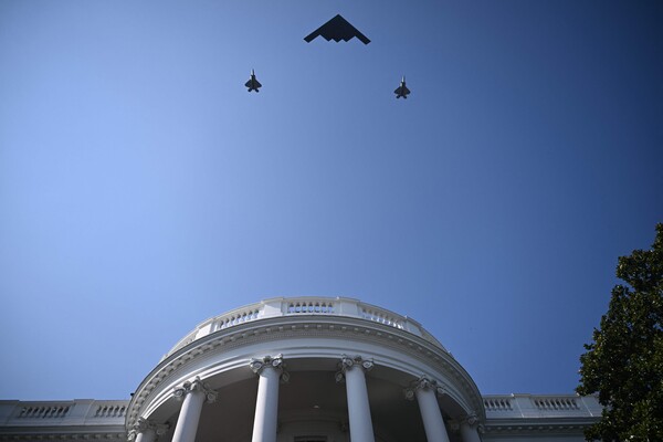 도널드 트럼프 미국 대통령과 멜라니아 트럼프 여사가독립기념일인 4일 워싱턴 D.C. 백악관 사우스 론에서 열린 군인 가족 피크닉에 참여한 가운데, B-2 스피릿 스텔스 전략폭격기가 전투기 두 대의 호위를 받으며 백악관 상공을 비행하고 있다. 2025. 07. 04 [AFP=연합뉴스]