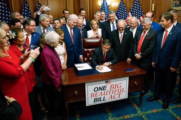 미국 워싱턴 D.C. 의회 의사당에서 일, 마이크 존슨 하원의장(공화당, 루이지애나주) '하나의 크고 아름다운 법안(One, Big, Beautiful Bill Act)'에 서명하고 있다. 2025. 07. 03 [AFP=연합뉴스]
