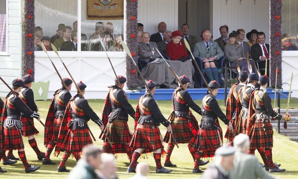 2015년 9월 5일 스코틀랜드의 브레이머(Braemar) 개더링 행사에서 선보인 전통의상 행렬. 이 행사는 매년 9월 첫 번째 토요일에 열리며 영국 왕실이 자주 참석한다. 연합뉴스