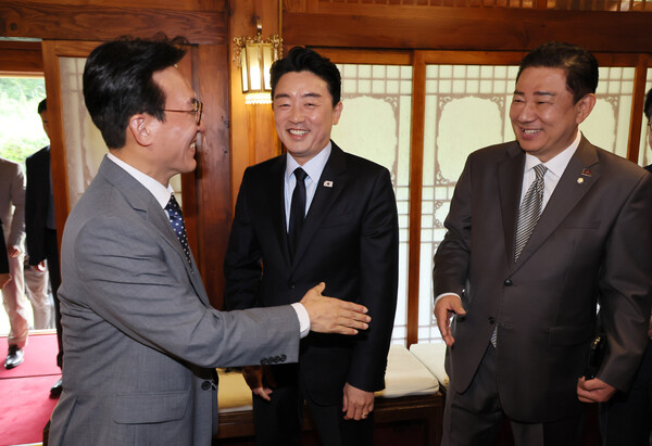 김민석 국무총리가 6일 서울 종로구 삼청동 총리공관에서 열린 고위당정협의회에 참석하며 강훈식 대통령 비서실장, 더불어민주당 김병기 대표 직무대행 겸 원내대표와 인사하고 있다. 2025.7.6. 연합뉴스