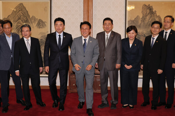 김민석 국무총리가 6일 서울 종로구 삼청동 총리공관에서 열린 고위당정협의회에서 더불어민주당 김병기 대표 직무대행 겸 원내대표, 강훈식 대통령 비서실장 등 참석자들과 기념촬영을 한 후 회의장으로 향하고 있다. 2025.7.6. 연합뉴스