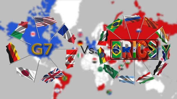 한쪽에는 G7 다른 한쪽에는 브릭스를 그린, 다극화 시대를 상징하는 삽화.