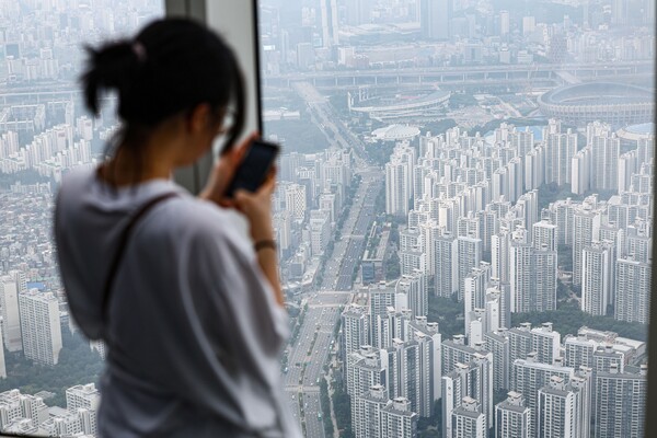 정부의 대출규제 영향으로 서울 부동산 시장에서 거래 및 집값 상승폭이 일부 둔화한 것으로 나타난 6일 서울 송파구 롯데월드타워 전망대 서울스카이에서 바라본 서울 시내 아파트 및 빌라단지의 모습.한국부동산원이 최근 발표한 '6월 다섯째주(6월 30일 기준) 서울 아파트 가격 동향'에 따르면 서울의 아파트 매매가격 상승률은 0.40%로 전주(0.43%↑) 대비 소폭 줄었다. 가격 상승세 둔화에 이어 거래량도 급감하는 조짐을 보인다. 국토교통부 실거래가 공개시스템에 따르면 6·27 대책 전 일주일(6월 20~26일) 서울 아파트 거래건수는 총 1천629건이었으나 이후 일주일(6월 27일~7월 3일)은 577건으로 3분의 1 수준이다. 2025.7.6 연합뉴스