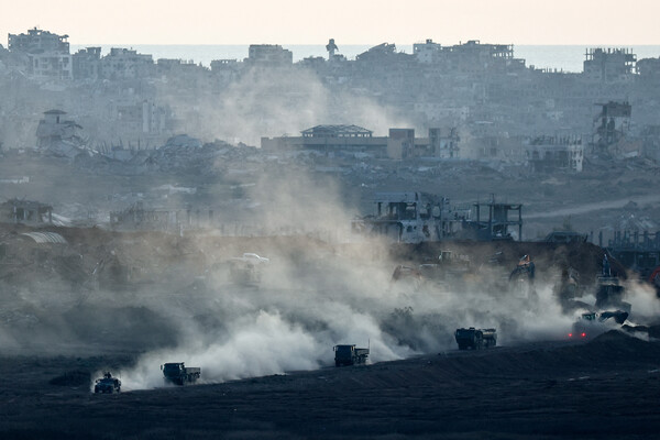 이스라엘군 호송차가 팔레스타인 가자지구에서 기동하는 모습. 2025. 07. 05 [로이터=연합뉴스]