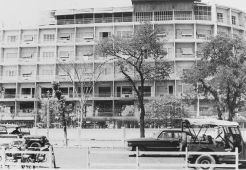 1964년 12월  24일 사이공 시내의 미군 장교 숙소 브링크스 호텔에 폭발물이 터져 호텔 일부가 파괴됐고 인명 피해가 발생했다. 민족해방전선의 대담함이 과시되고, 사이공 시내도 더 이상 안전할 수 없다는 불안 심리가 퍼져나갔다. 사건 발생 전의 브링크스 호텔 모습 (Public Domain)  
