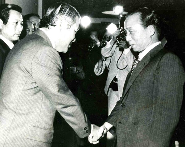 1979년 6월 12일 박정희 대통령이 공화당 훈련원장실에서 새로 입당한 이후락 의원의 인사를 받고 악수하고 있다. 연합뉴스 자료사진