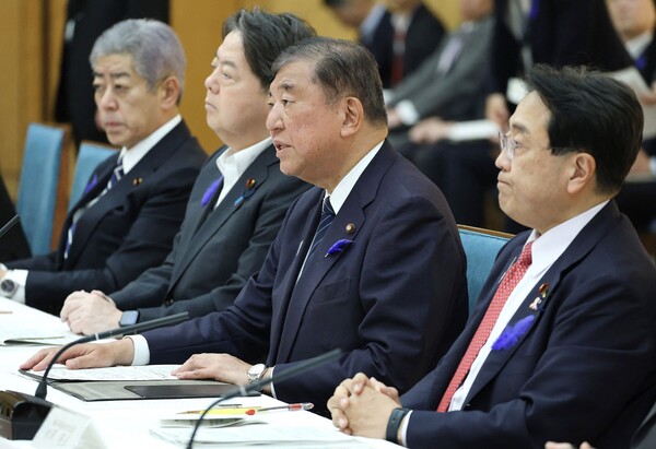 이시바 시게루 일본 총리(오른쪽에서 두 번째)가 7월 8일 도쿄 총리관저 내 미국 관세 조치에 대한 종합 대책 본부에서 연설하고 있다. 트럼프 대통령은 주요 동맹국인 일본과 한국을 포함한 무역 상대국에 서한을 보내 4월에 중단했던 관세를 3주 안에 더욱 빠르게 재개할 것이라고 발표했다. 2025.7.8. AFP 연합뉴스