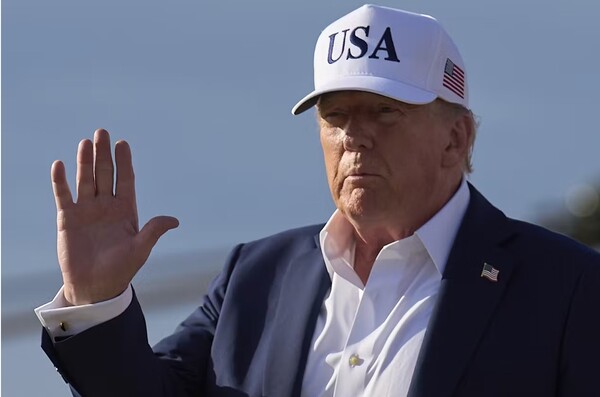 7일 한국과 일본 등 10여개 나라에 새로운 관세율을 통보한 도널드 트럼프 대통령.  일본경제신문 7월 8일