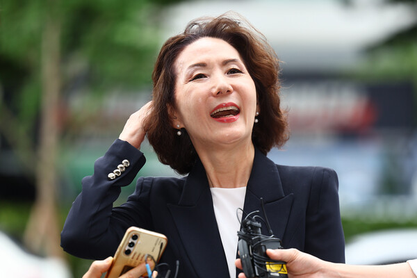 이진숙 사회부총리 겸 교육부 장관 후보자가 30일 오전 서울 여의도 한국교육시설안전원에 마련된 인사청문회 준비 사무실로 출근하며 취재진과 질의응답하고 있다. 2025.6.30 연합뉴스