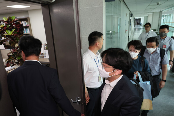 윤석열 전 대통령 배우자 김건희 여사와 관련한 의혹들을 수사하는 민중기 특별검사팀이 '공천 개입' 의혹 관련자들을 상대로 전격적인 동시다발 압수수색에 나선 8일 특검팀 관계자들이 국회의원회관 윤상현 의원실로 들어가고 있다. 2025.7.8. 연합뉴스