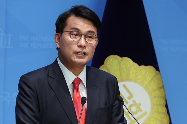 국민의힘 윤상현 의원이 15일 서울 여의도 국회 소통관에서 기자회견을 열어 "이제 전선을 안에서 밖으로 돌려야 한다"며 당내 갈등을 중단하고 대여 투쟁 강화를 촉구하고 있다. 2025.6.15. 연합뉴스