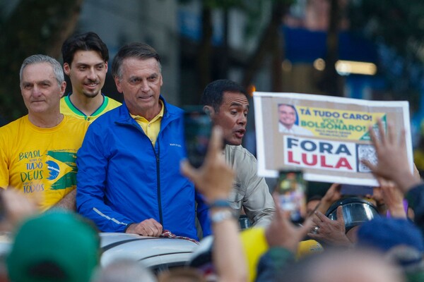 브라질의 자이르 보우소나루 전 대통령(왼쪽 세 번째)이 29일 상파울루의 파울리스타 대로에서 열린 집회를 마친 뒤 자리를 떠나고 있다. 그는 이날  불법 쿠데타 시도 혐의로 수십 년의 징역형을 받을 위기에 처한 가운데, 지지자들에게 "정의"를 내세워 시위를 벌일 것을 촉구했다. 2025. 06. 29 [AFP=연합뉴스]