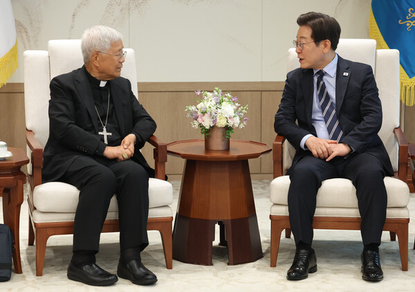 이재명 대통령이 7일 용산 대통령실에서 유흥식 추기경을 접견하고 있다. 2025.7.7 연합뉴스