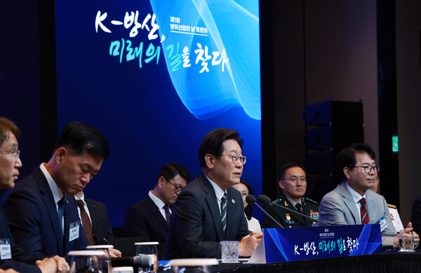  이재명 대통령이 8일 서울 그랜드 하얏트 호텔에서 열린 방위산업의 날 토론회에 참석해 발언하고 있다. 2025.7.8 연합뉴스